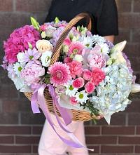Композиция солнечный день в Армянске Цветочная композиция из Розы, Хризантемы, Пионы и Лизиантусы в корзине в Армянске