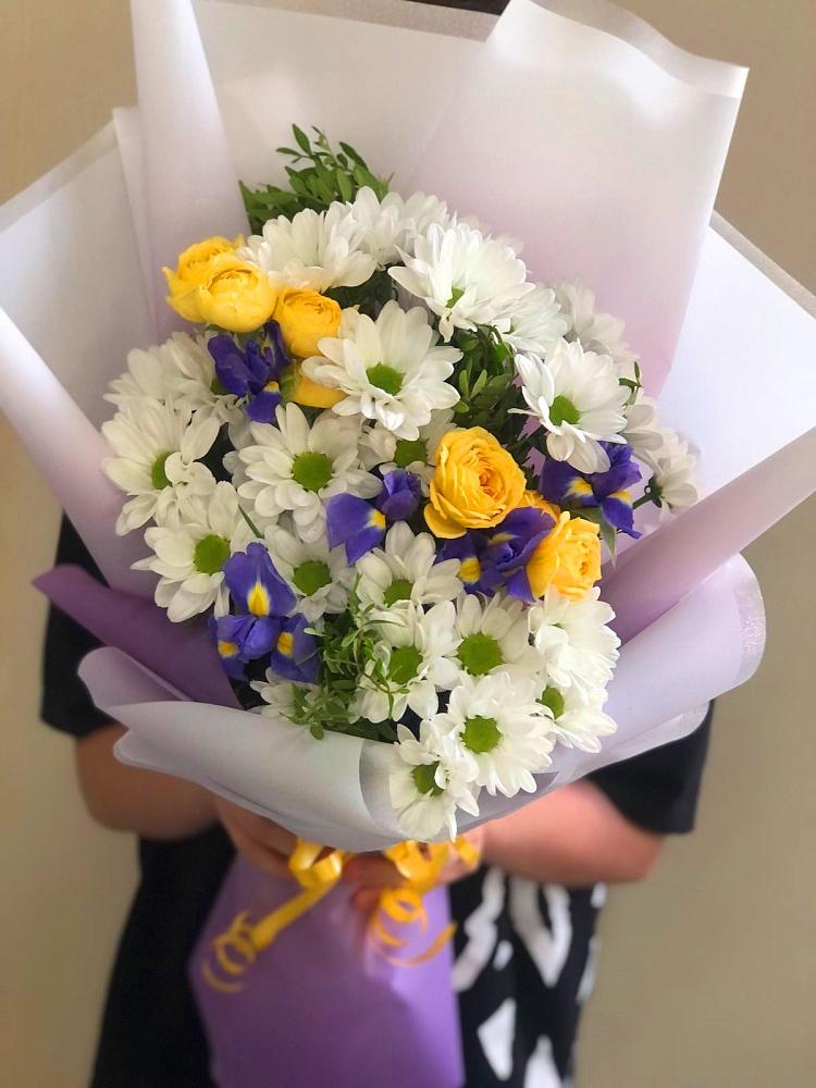Букет цветов из: Ирисы, Хризантемы и Розы в Армянске