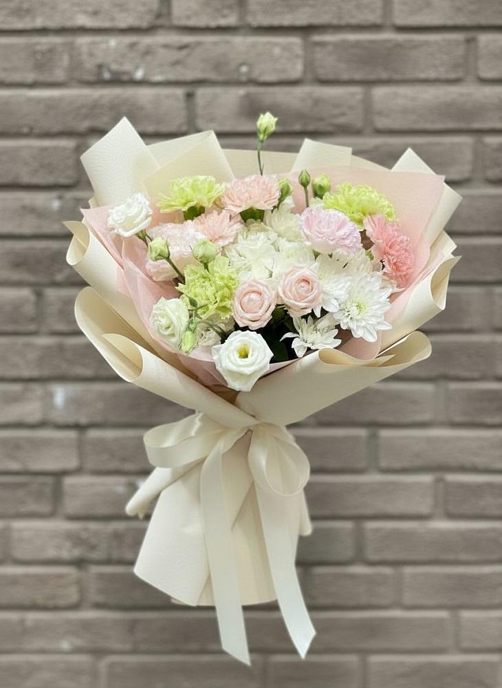 Букет цветов из: Гвоздики, Розы, Лизиантусы и Хризантемы в Армянске