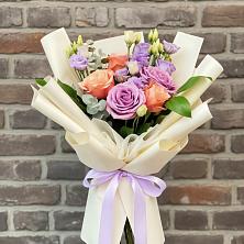 Букет цветов из:  Лизиантусы и Розы в Армянске