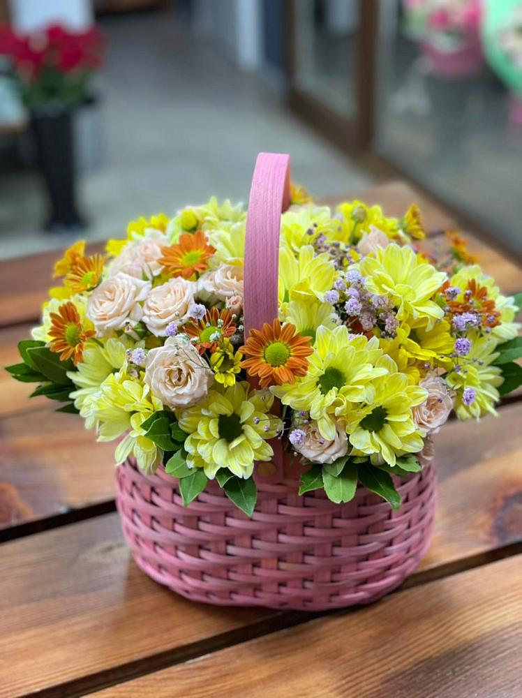 Цветочная композиция из Хризантемы и Розы в корзине в Армянске