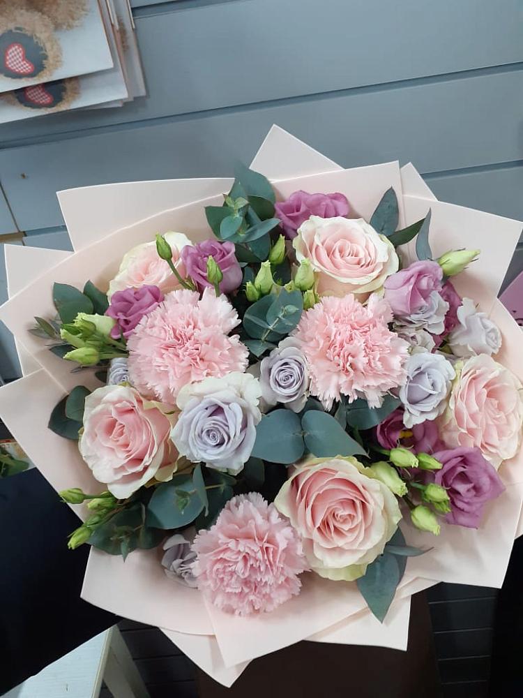 Букет цветов из: Розы, Гвоздики и Лизиантусы в Армянске